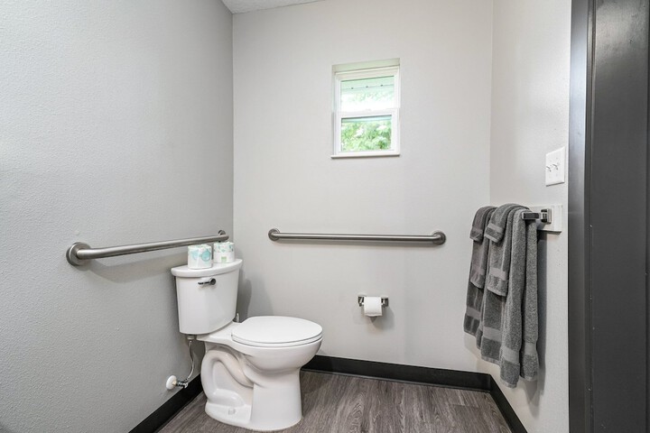 2 Queen Beds Mobility Accessible Suite Roll in Shower (4 of 10)