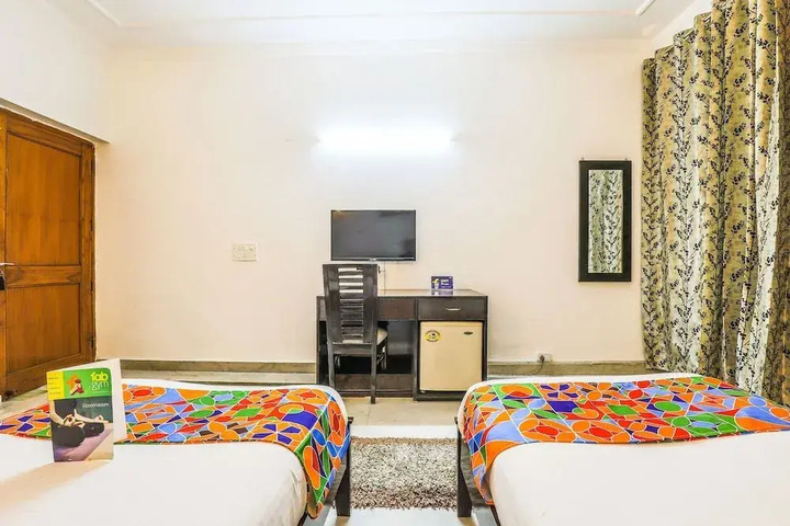 Room 5 of 9