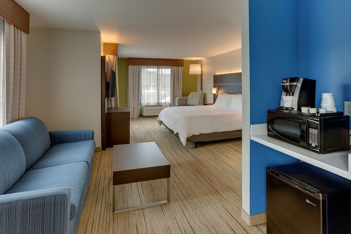 1 King Bed Suite (3 of 12)