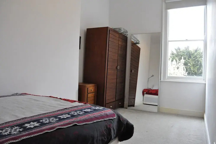 Room 5 of 11