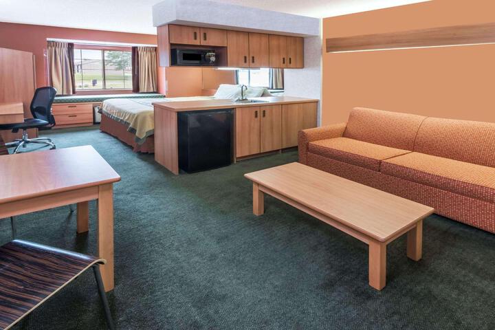 1 Queen Bed (10 of 17)