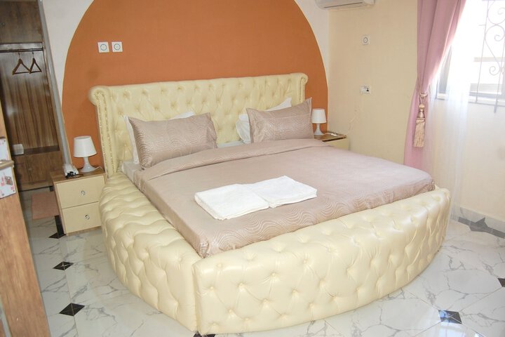 Room 4 of 12