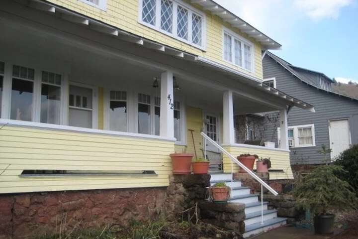 White Salmon Big Yellow House PLUS Holiday home 4 BestStayz.1 in White Salmon, WA