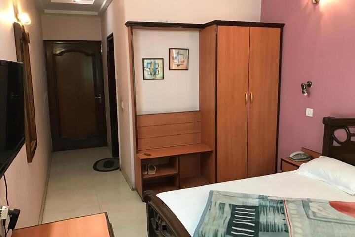Room 6 of 25