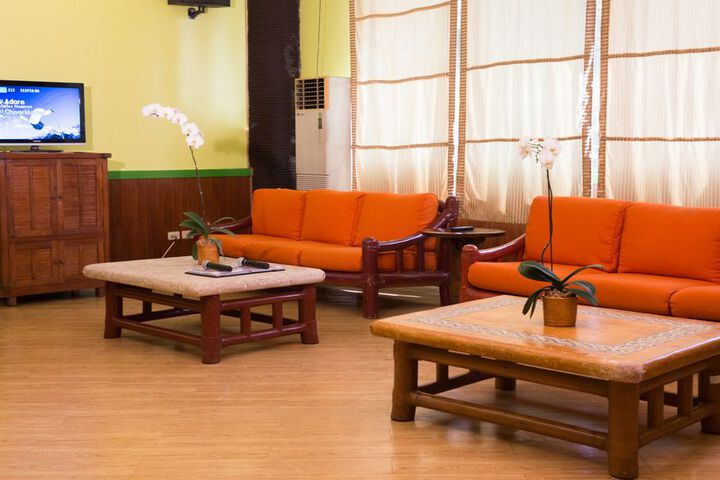 Lounge 134 of 169