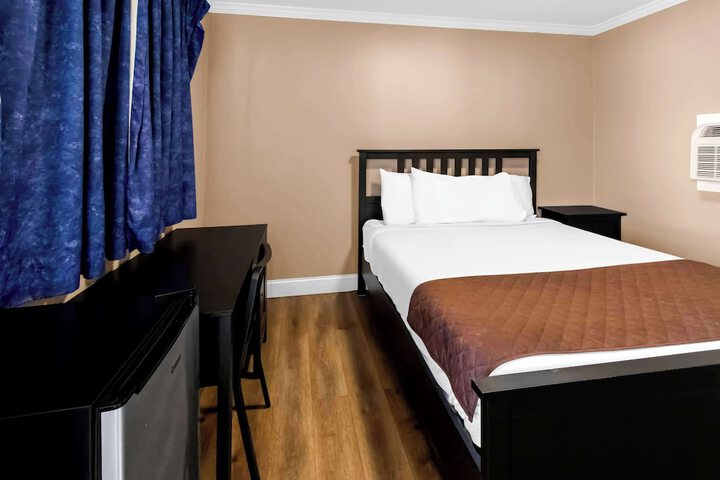 1 Queen Bed (3 of 7)