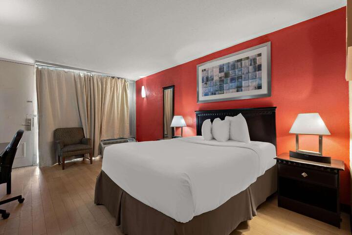 1 Queen Bed (10 of 17)