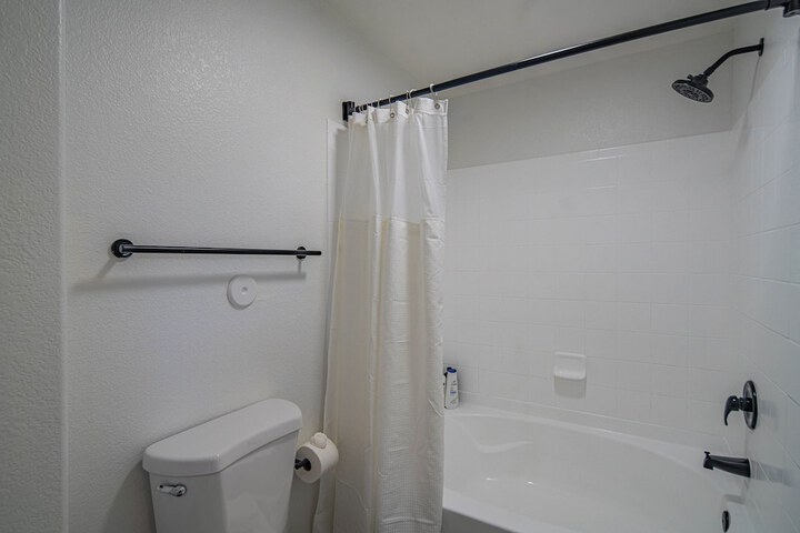 Room 18 of 193