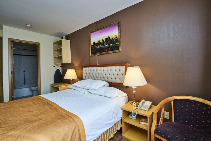 1 Queen Bed (3 of 15)