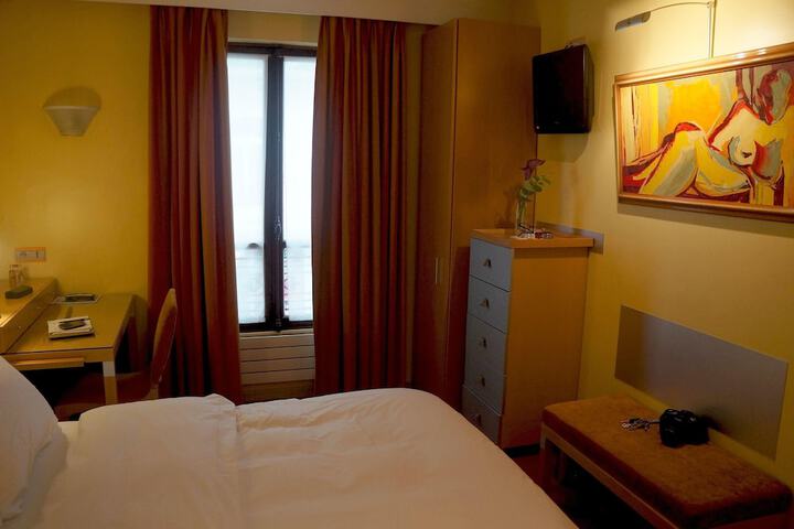 Room 26 of 37