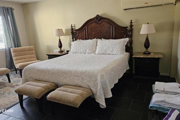 California King Bed Private Bathroom (18 of 18)