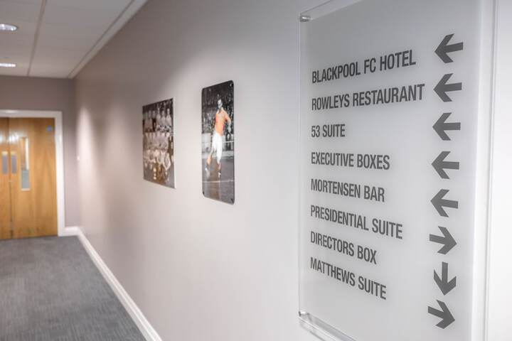 Ballroom/Hall 72 of 80