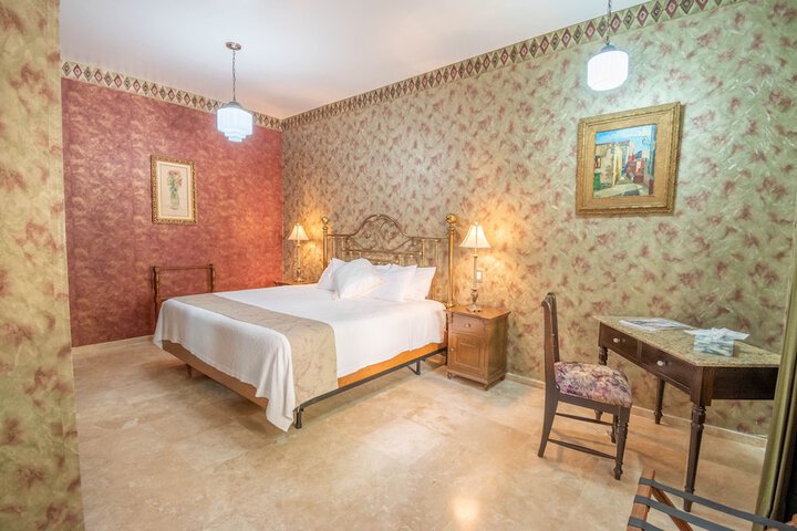 Room 8 of 90