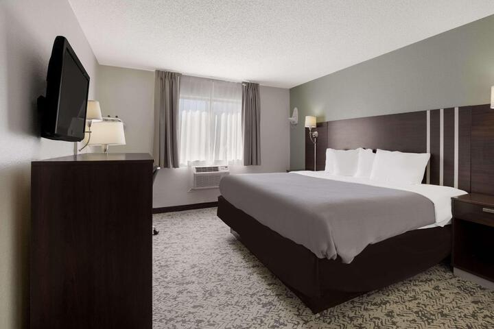1 King Bed (1 of 4)