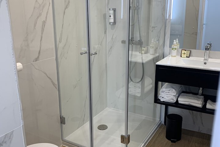 Room 9 of 18