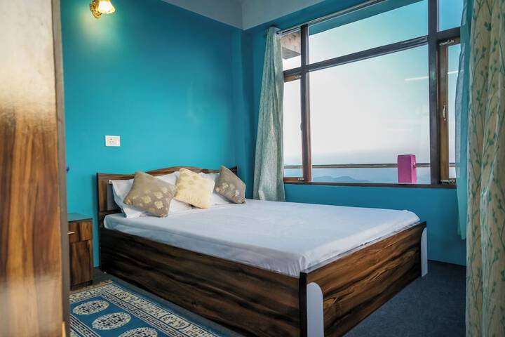 Room 10 of 14