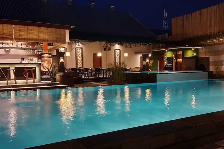 Pool Hotel