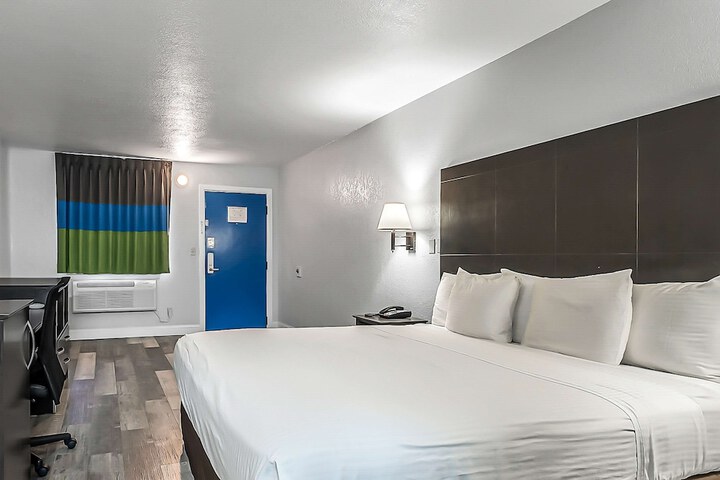 1 King Bed Microwave and Refrigerator WiFi Continental Breakfast (8 of 17)