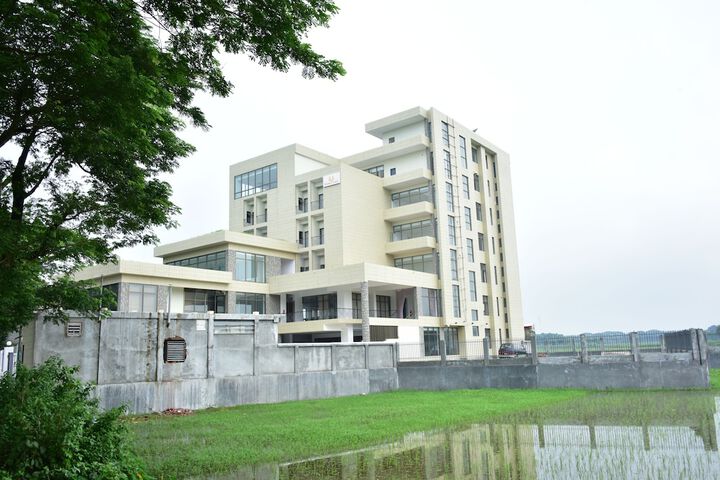Hotel Exterior 13 of 14