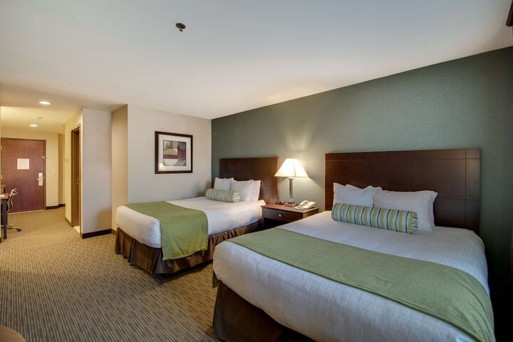 2 Queen Beds Microwave and Refrigerator WiFi Full Breakfast (13 of 25)