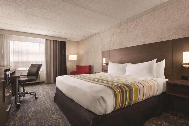 1 King Bed (3 of 7)