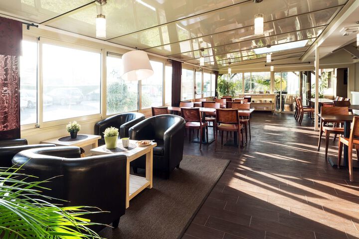 Lounge 17 of 24