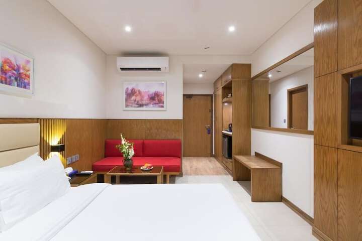 Room 5 of 8