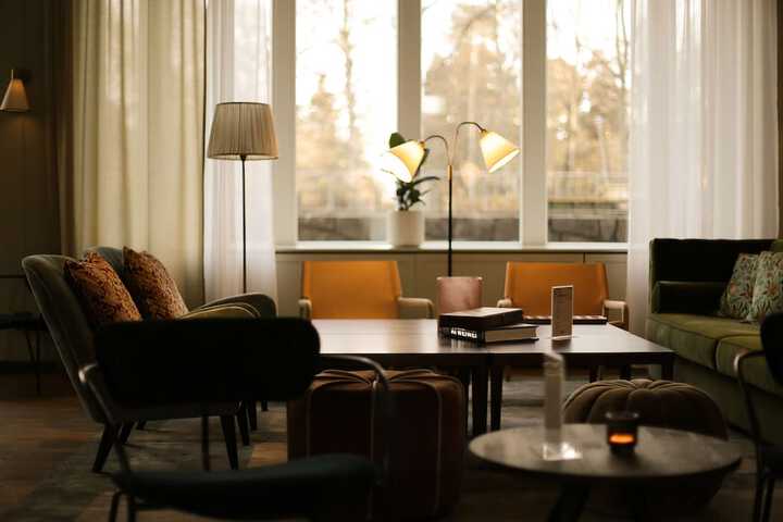 Lounge 84 of 90