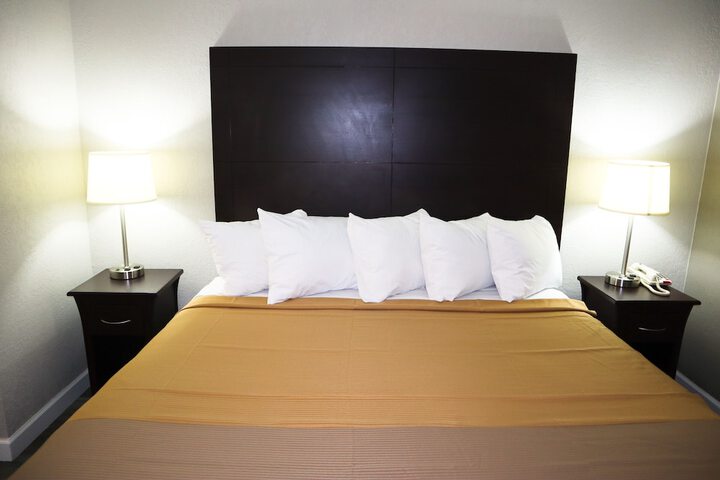 1 King Bed (6 of 17)