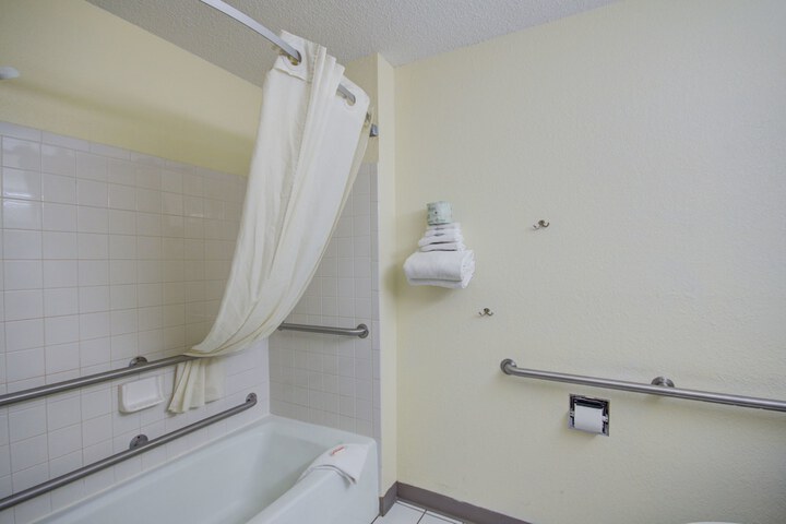 1 Queen Bed (5 of 20)