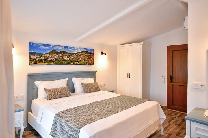 Room 32 of 90
