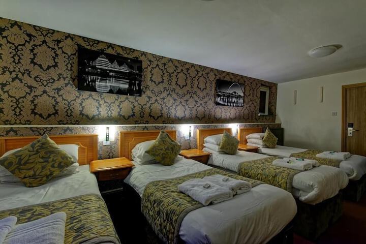 Room 6 of 12