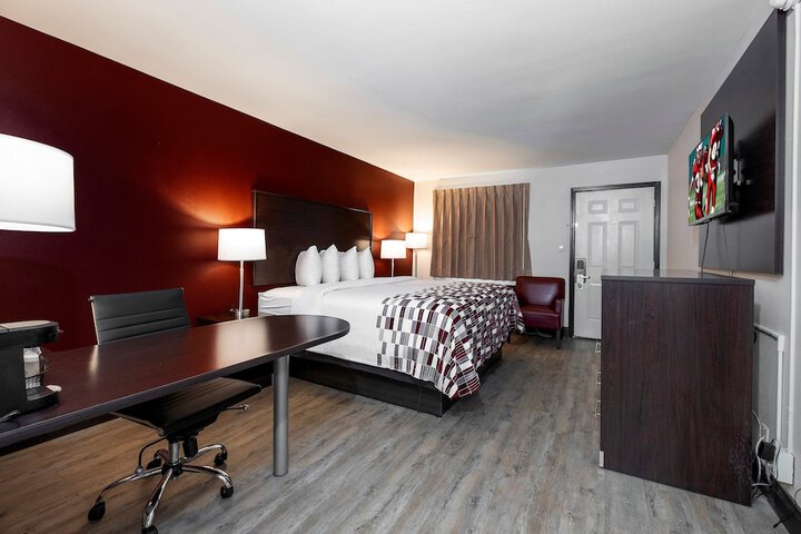 Deluxe King Bed (12 of 14)