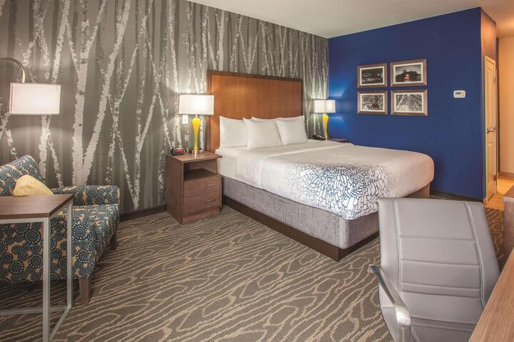 1 King Bed (4 of 10)