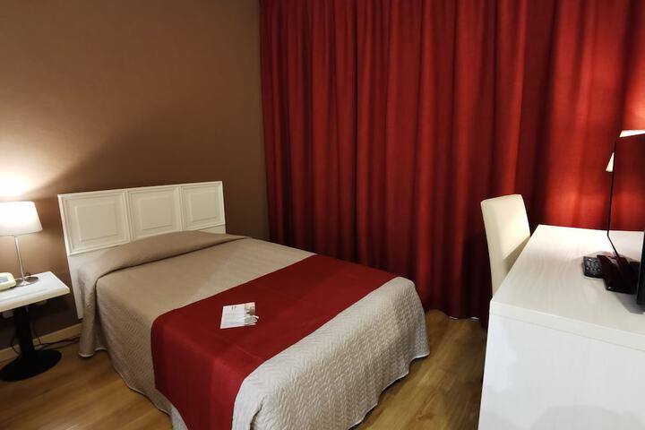 Room 32 of 76