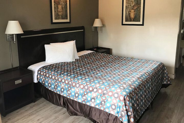 1 King Bed (2 of 8)