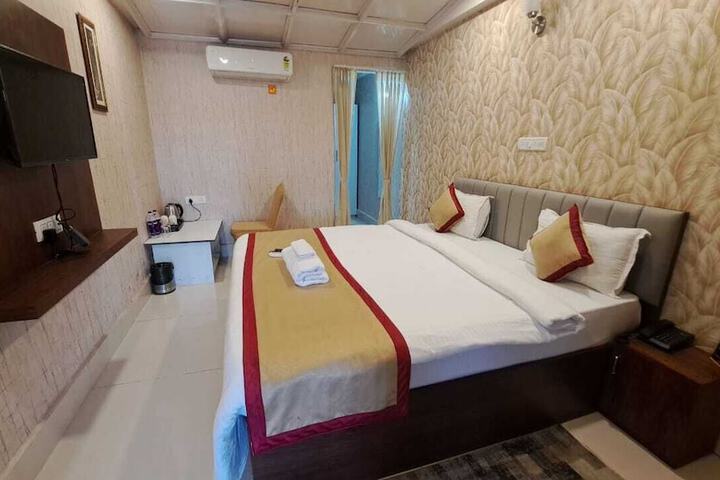 Room 3 of 10