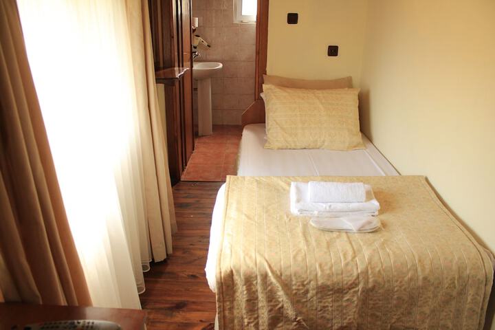 Room 4 of 90