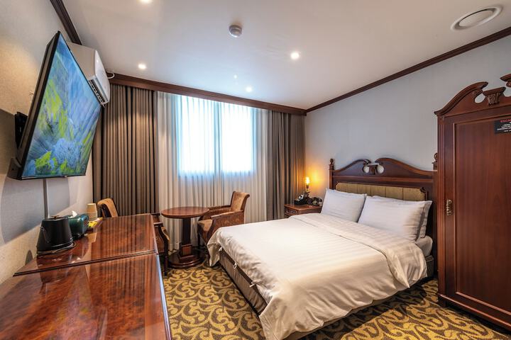 Room 9 of 100