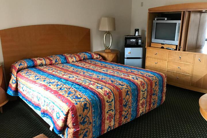 1 King Bed (2 of 6)