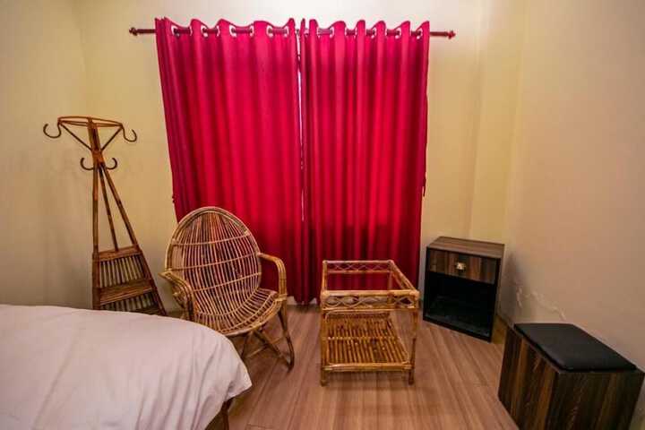 Room 6 of 13
