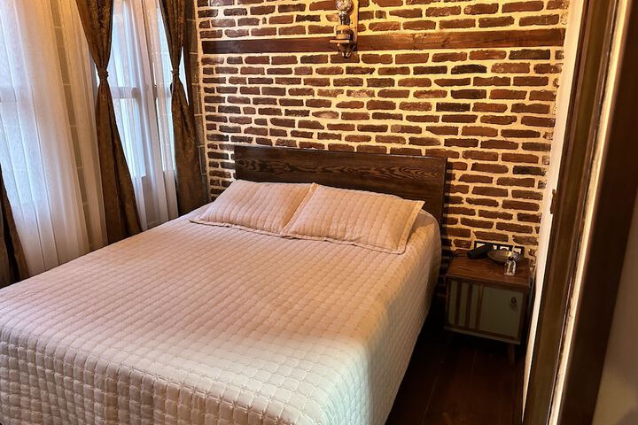 Room 2 of 33