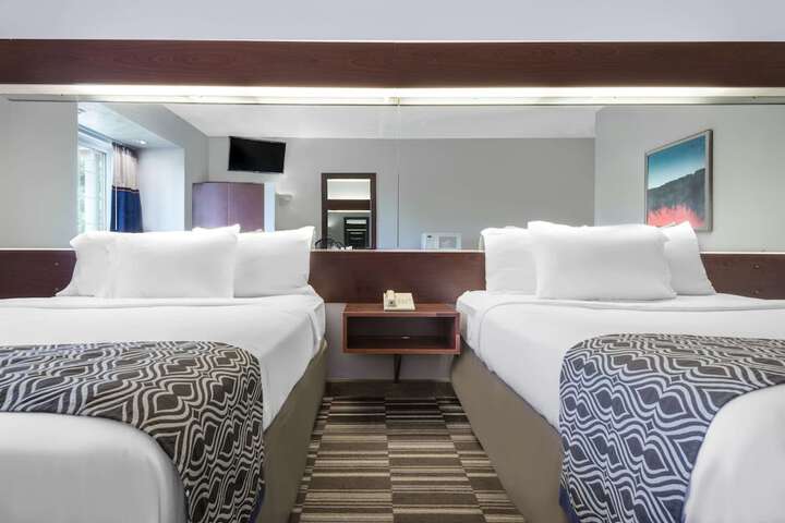 1 Queen Bed (12 of 19)