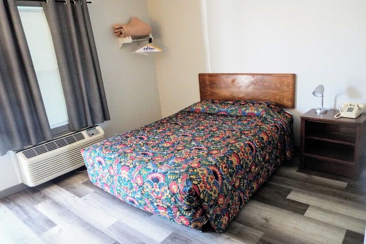 Classic Room 1 Queen Bed (2 of 11)