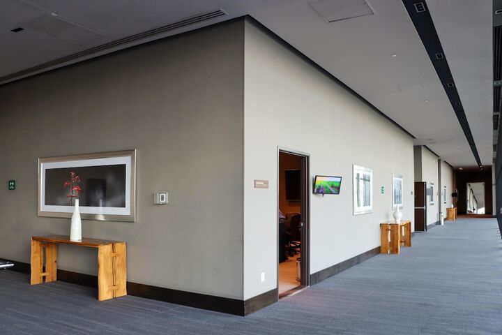Ballroom/Hall 83 of 103