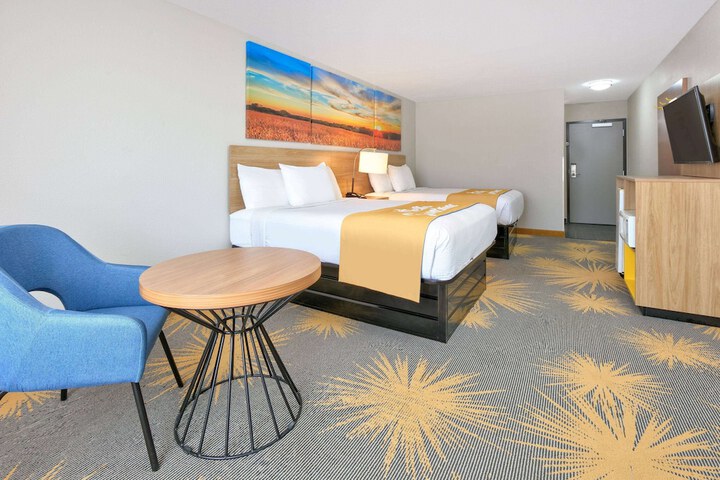 2 Queen Beds (3 of 16)