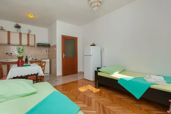Room 4 of 11