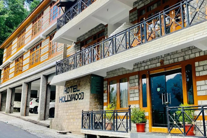 Snow Clad Riverview Hotel & Resort Manali