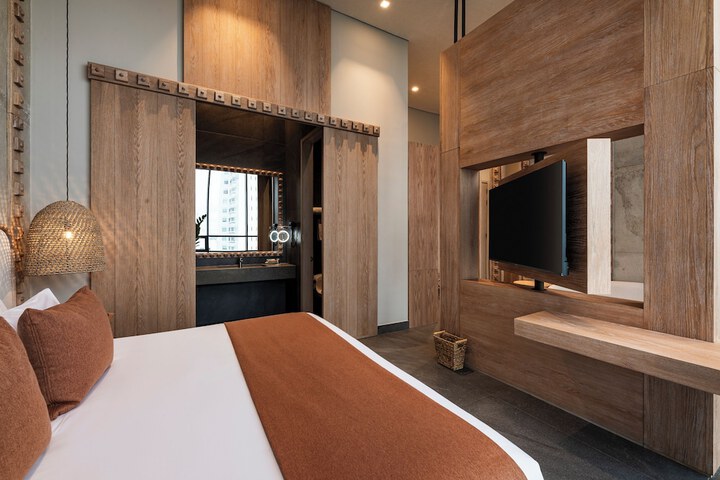 Room 33 of 64