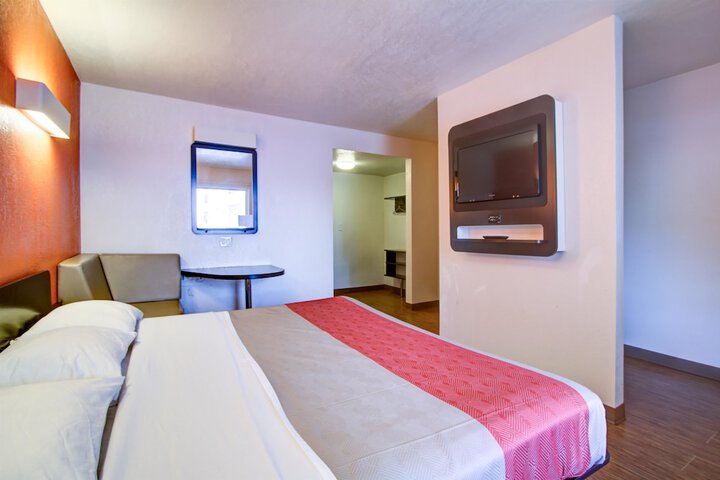 1 King Bed (10 of 12)
